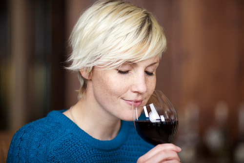 Ett glas vin kan absolut vara gott men flera rapporter det senaste året har ifrågasatt de påstådda hälsoeffekterna. Foto: Shutterstock